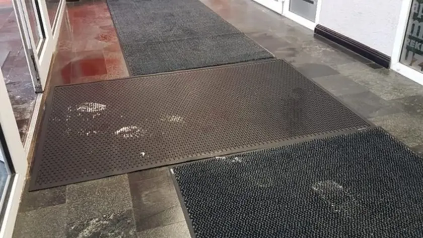 gumijas un neilona paklāji