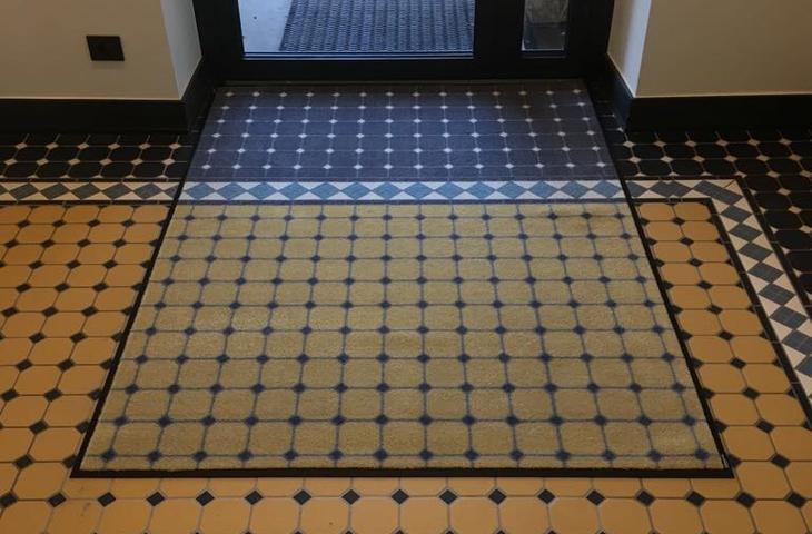 dizaina paklājs pieskaņots grīdai