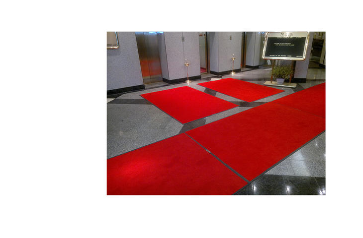 sarkans paklājs pie liftiem