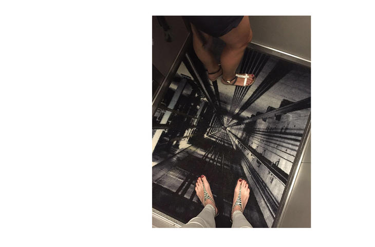Elis paklājs liftā kā šahta