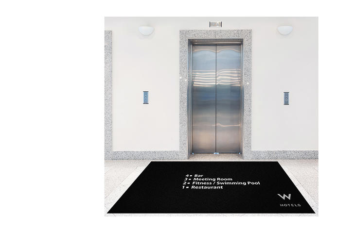 Informatīvs paklājs pie lifta