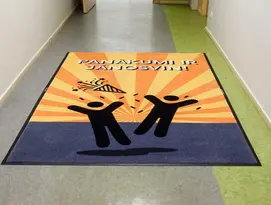 paklājs ar motivējošu tekstu